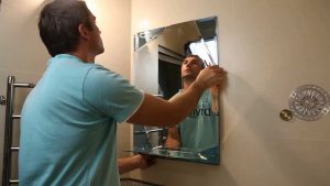 Установка зеркала в ванной в Каспийске