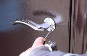 Замена дверной ручки металлической двери в Каспийске