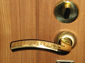 Замена дверной ручки входной двери в Каспийске