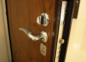 Замена входной двери в квартире в Каспийске